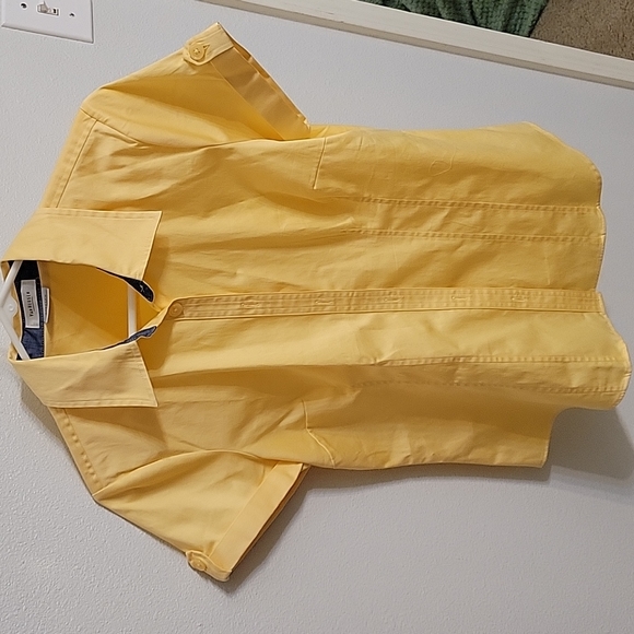 Van Heusen Tops - Soft yellow stretch Van Heusen button down shirt size L